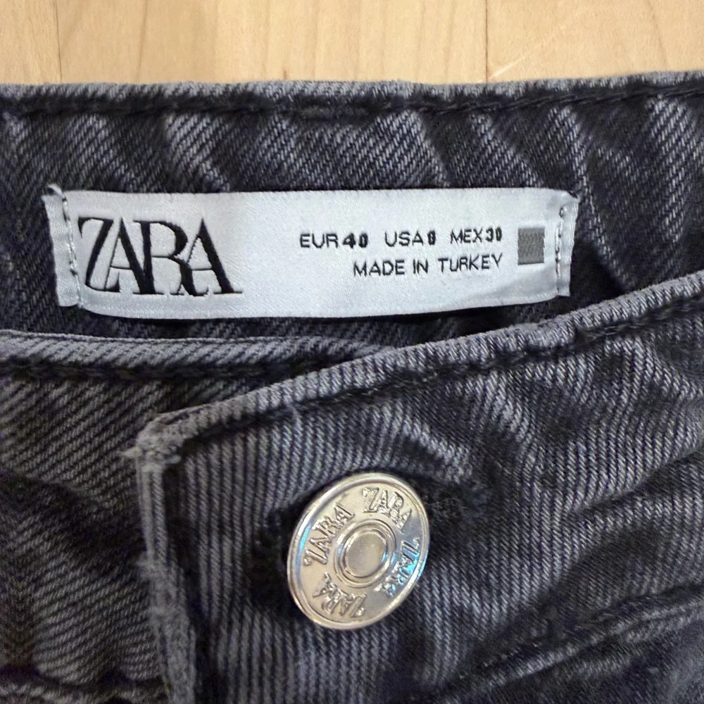 Zara Women’s Straight Leg Jeans — Charcoal Gray